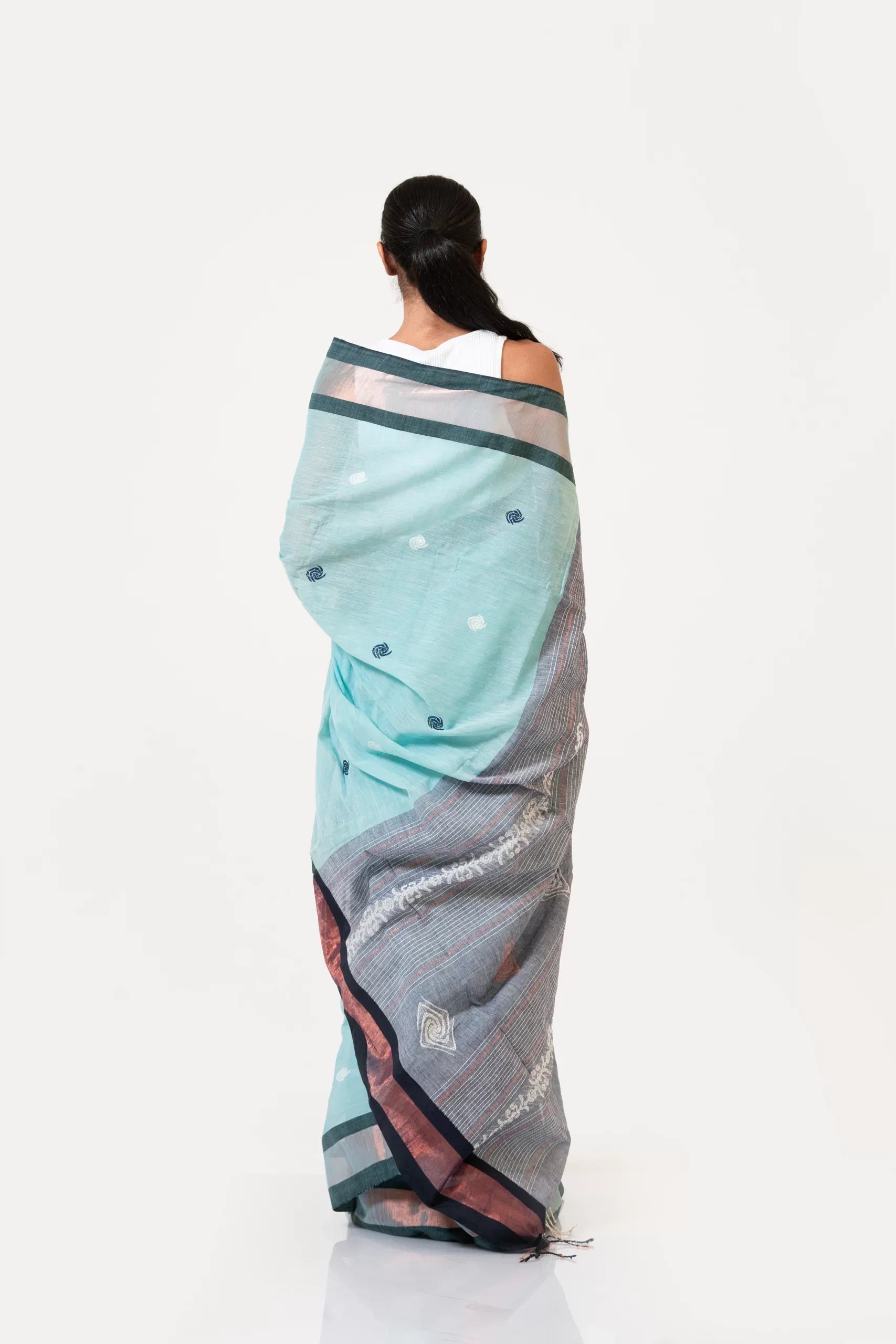 Bluebonnet Whispers ā Handwoven Jamdani Saree with Minimalist Pattern - Kozylook